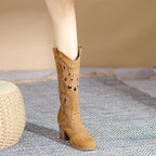 Adèle – Santiags blanches ajourées cuir, détails cloutés