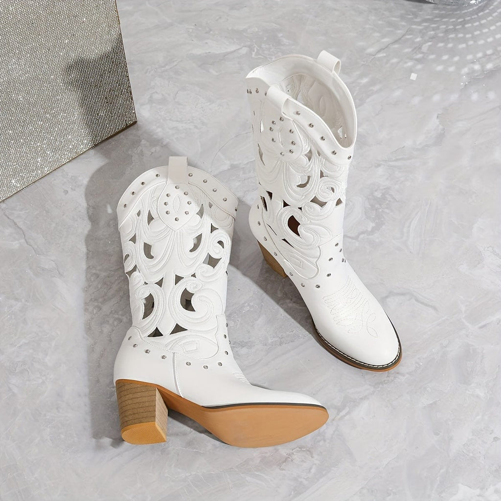 Adèle – Santiags blanches ajourées cuir, détails cloutés