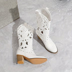 Adèle – Santiags blanches ajourées cuir, détails cloutés