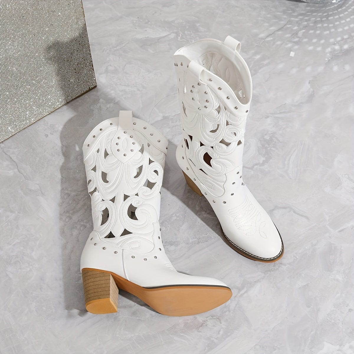 Adèle – Santiags blanches ajourées cuir, détails cloutés