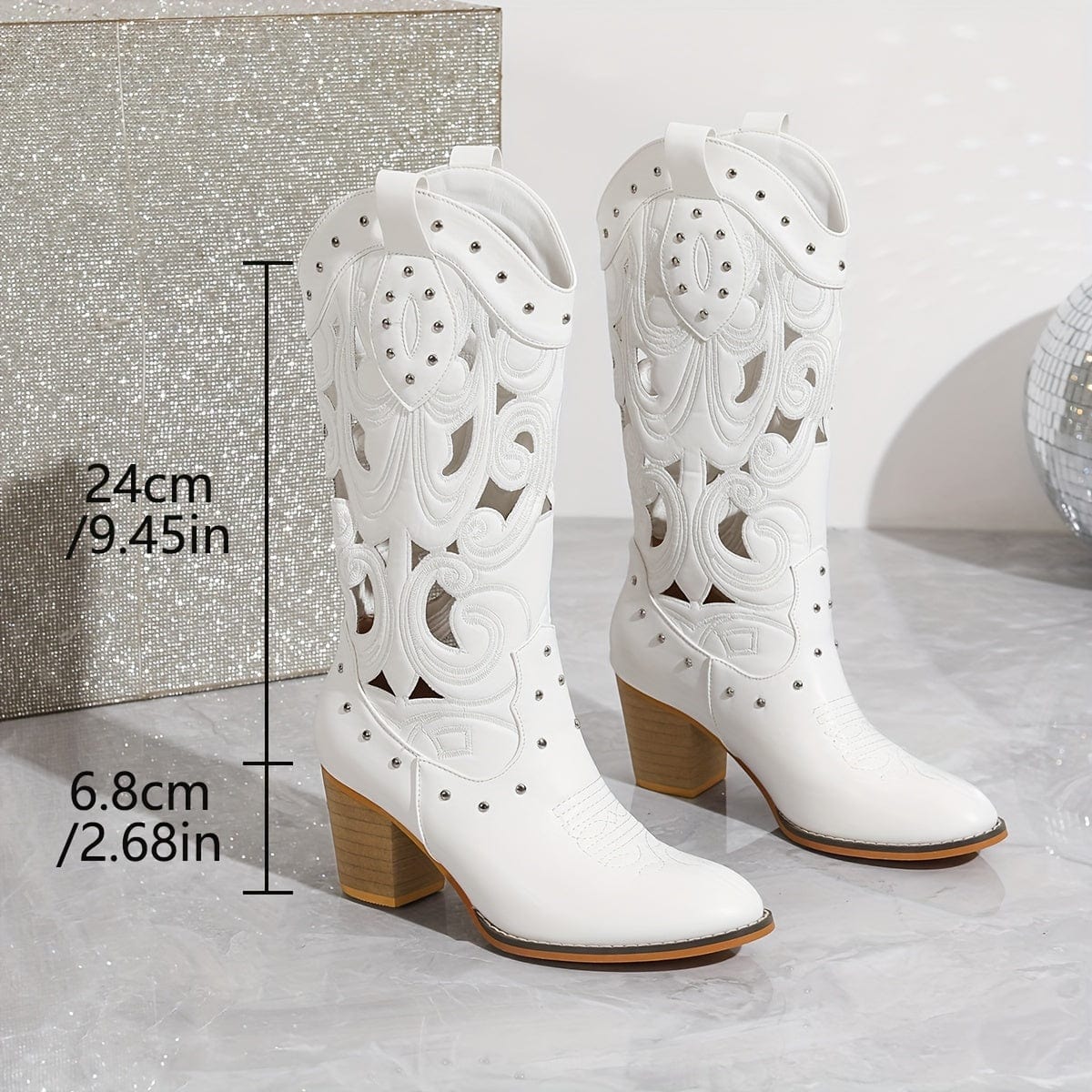 Adèle – Santiags blanches ajourées cuir, détails cloutés