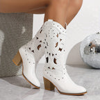 Adèle – Santiags blanches ajourées cuir, détails cloutés