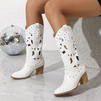 Adèle – Santiags blanches ajourées cuir, détails cloutés