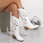 Adèle – Santiags blanches ajourées cuir, détails cloutés