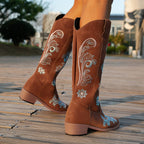 Alba – Santiags hautes brodées florales en cuir lisse