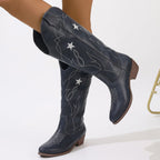 Amandine – Santiags rouges à étoiles brodées en cuir lisse