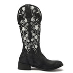 Apolline – Santiags mi-mollet brodées en cuir suédé