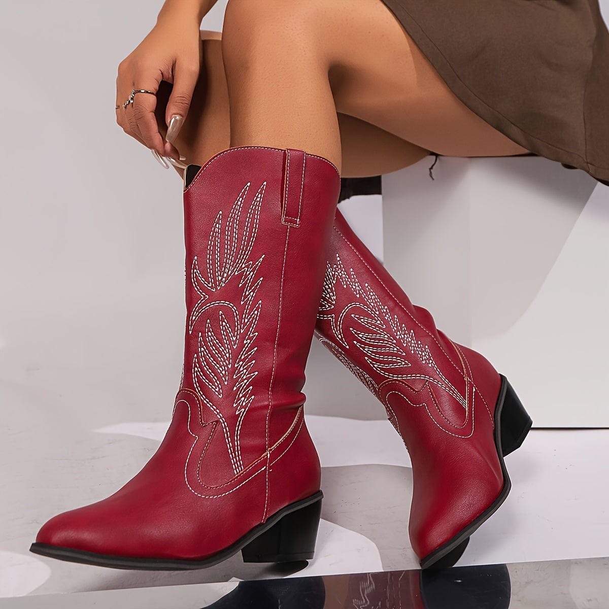 Gaïa – Santiags mi-hautes à broderies contrastées en cuir