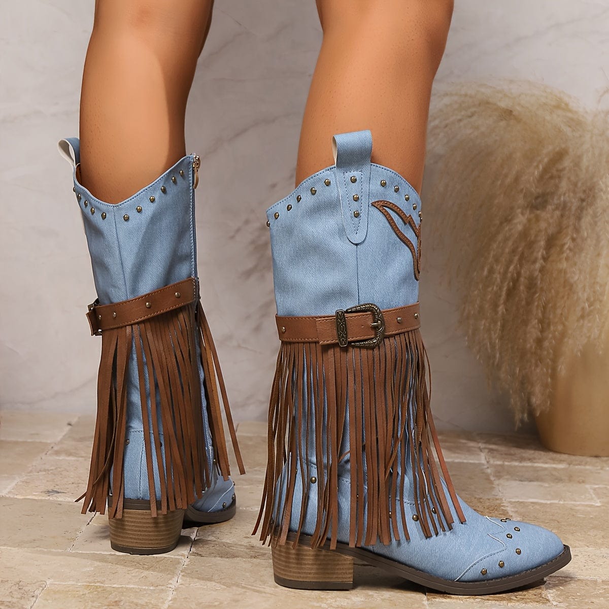 June – Santiags mi-mollet bleu à franges, cuir camel cloutés