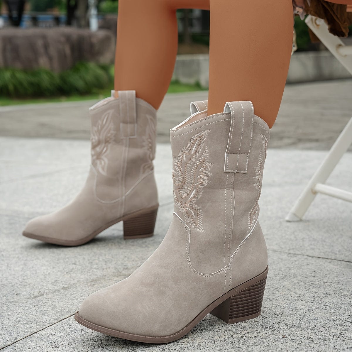 Léna – Santiags mi-hautes brodées effet cuir suédé