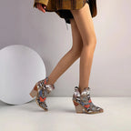 Louna – Bottines bleu effet croco, cuir verni souple