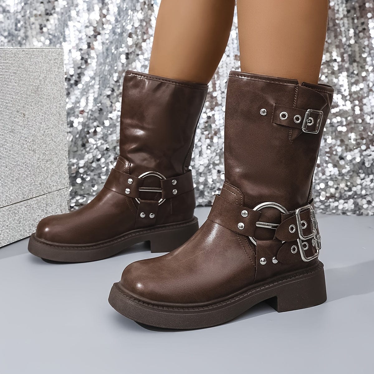 Maëlys – Bottines noires à boucles argentées en cuir lisse