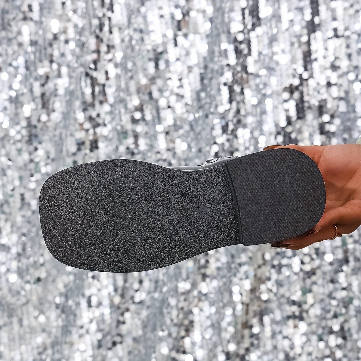 Maëlys – Bottines noires à boucles argentées en cuir lisse