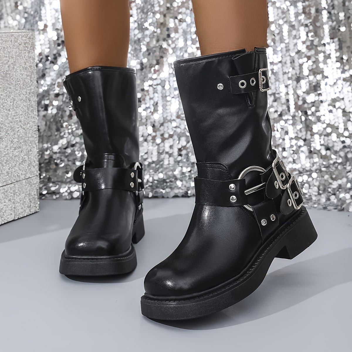 Maëlys – Bottines noires à boucles argentées en cuir lisse