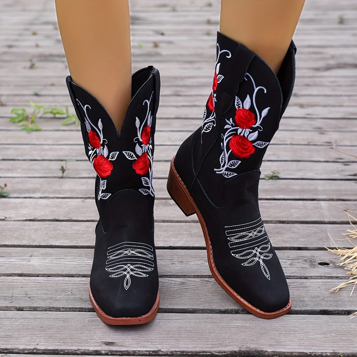 Malia – Santiags brodées de roses rouges en cuir suédé