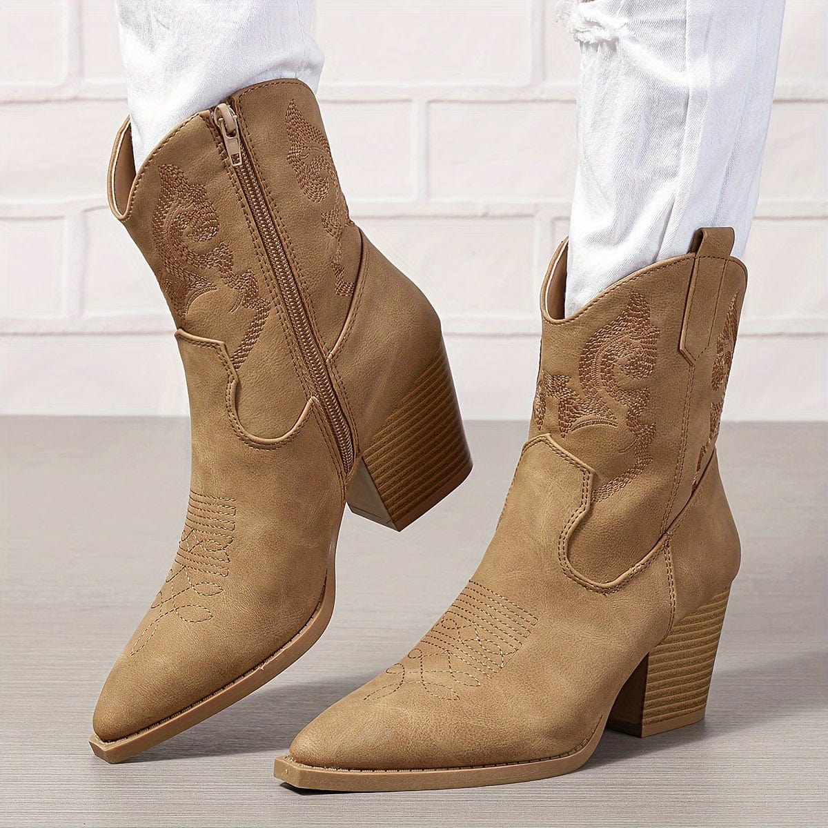 Mila – Santiags à broderies florales en cuir lisse