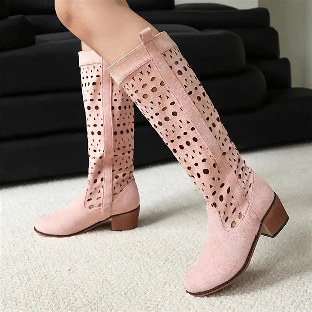 Poline – Santiags hautes ajourées en suédine, motifs perforés