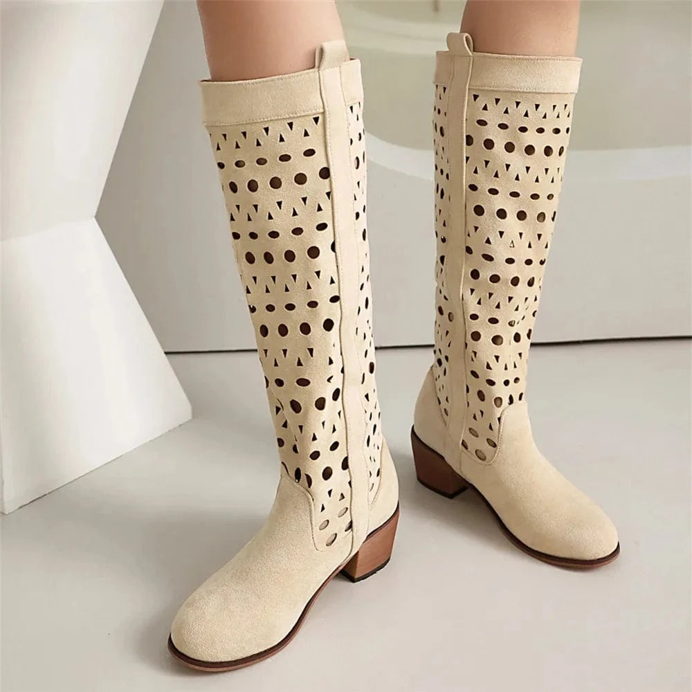 Poline – Santiags hautes ajourées en suédine, motifs perforés
