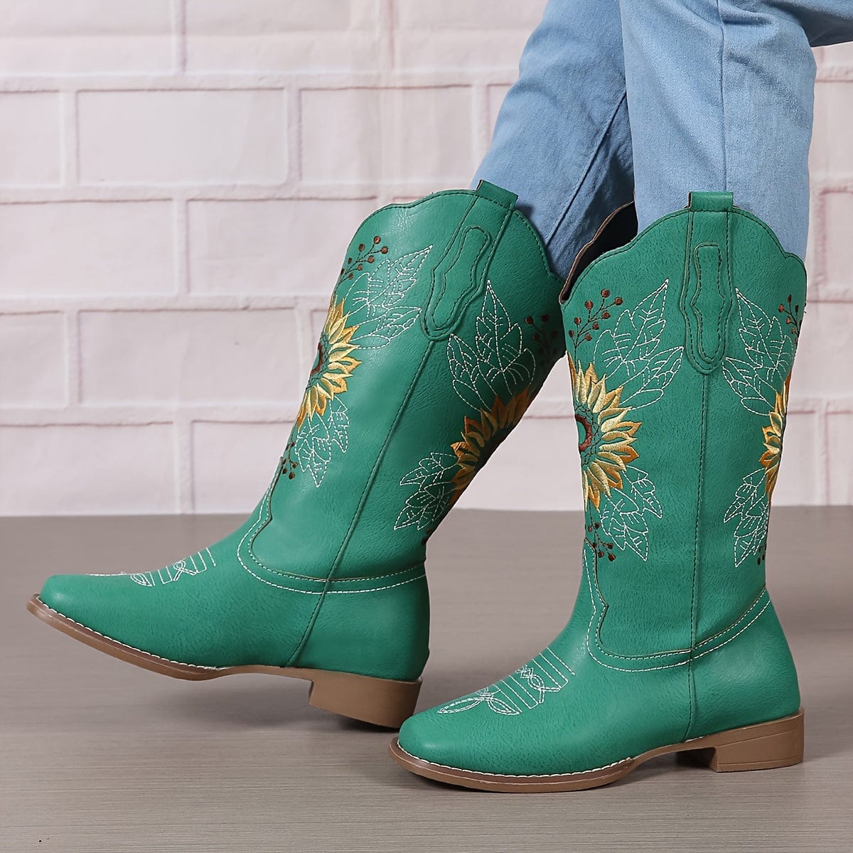 Solène – Santiags noires brodées de tournesols dorés en cuir lisse